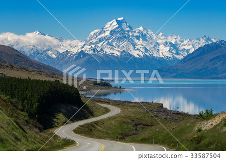 Road to Mount Cook, New Zealand 33587504