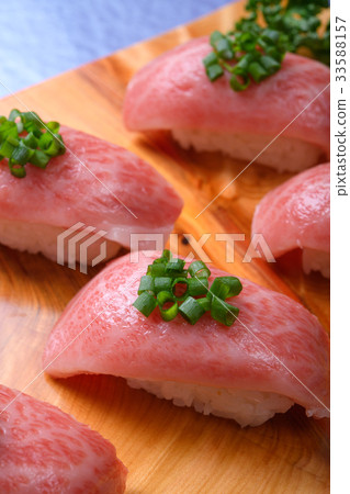 和牛手工製作的壽司 33588157