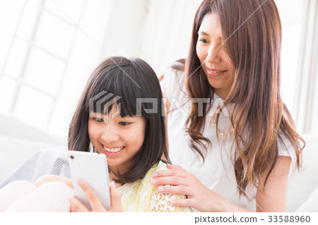 父女兒和智能手機 父女兒和智能手機 33588960