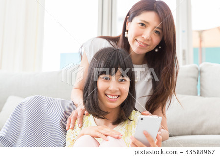 父女兒和智能手機 父女兒和智能手機 33588967