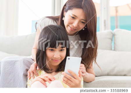 父女兒和智能手機 父女兒和智能手機 33588969