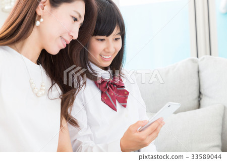 父女兒和智能手機制服 父女兒和智能手機制服 33589044