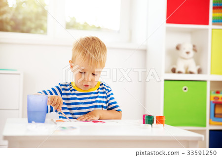 Little child drawing on the paper Little child drawing on the paper 33591250