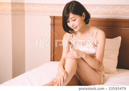 做腿的婦女護膚在床上 33593479