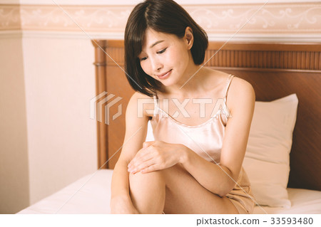 做腿的婦女護膚在床上 做腿的婦女護膚在床上 33593480