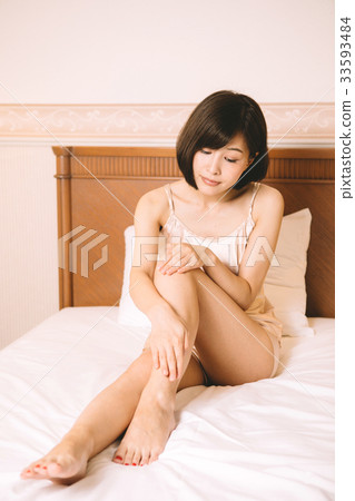做腿的婦女護膚在床上 做腿的婦女護膚在床上 33593484