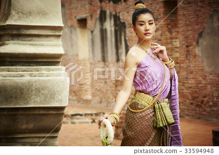 A picture of a beautiful woman wearing Thai costume 33594948