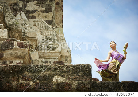 woman in thailand dress is posing in wat mahathat 33595074