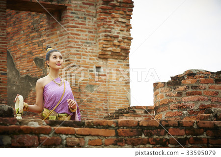thai woman is looking to sky in ayutthaya historical park 33595079