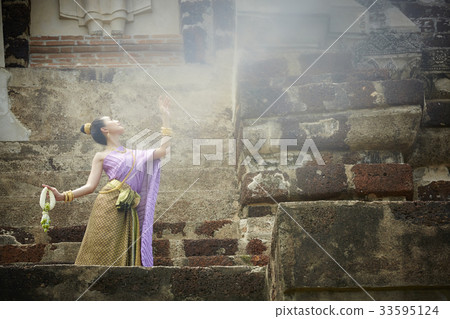 A picture of a Thai woman posing for a photo shoot 33595124