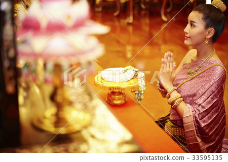 A picture of a Thai young girl praying at pagoda 33595135