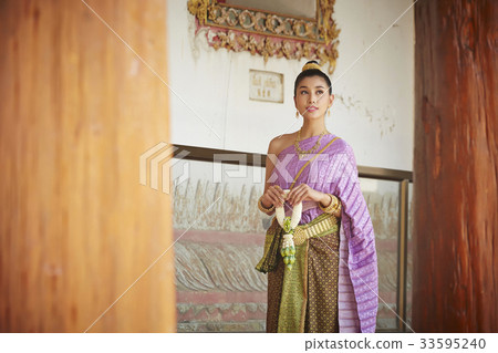 A Thai young woman is walking while thinking about something. 33595240