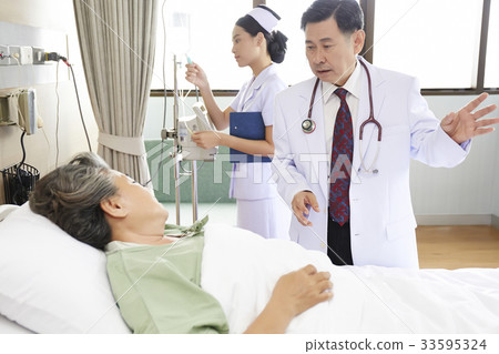 Doctor is talking to elderly patient on bed in hospital 33595324