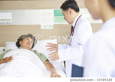 The doctor is talking to the elderly patient on bed on the hospital 33595326