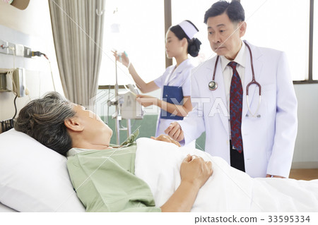 The doctor is talking to the elderly patient on bed on the hospital The doctor is talking to the elderly patient on bed on the hospital 33595334