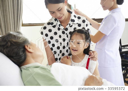 A little girl is talking to her grandmother in a hospital 33595372