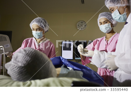 surgeons are doing an operation at hospital 33595440