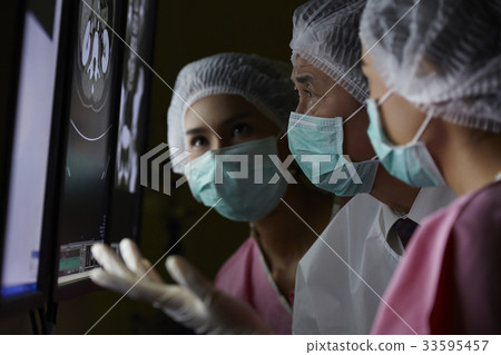 doctor is explaining x-ray to nurses in hospital doctor is explaining x-ray to nurses in hospital 33595457