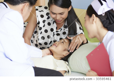 child patient is lying and smiling with her mother and doctors child patient is lying and smiling with her mother and doctors 33595461