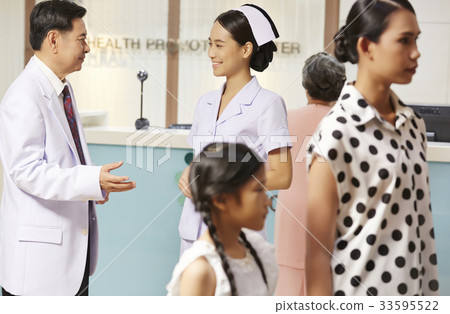 The picture of doctor talking to a nurse in hospital 33595522