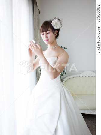 Woman smartphone wedding 33596398
