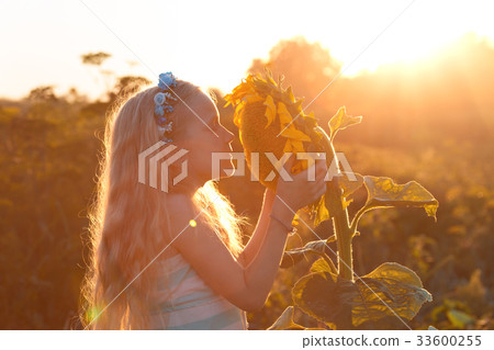 girl in the garden 33600255