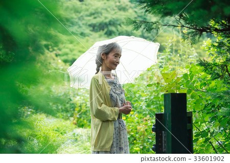 Senior garden 33601902