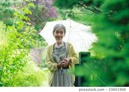 Senior garden 33601906