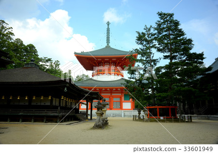 Koyasan great pagoda in summer 33601949