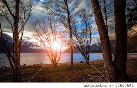 sunset sky wakatipu lake queenstown new zealand 33605648