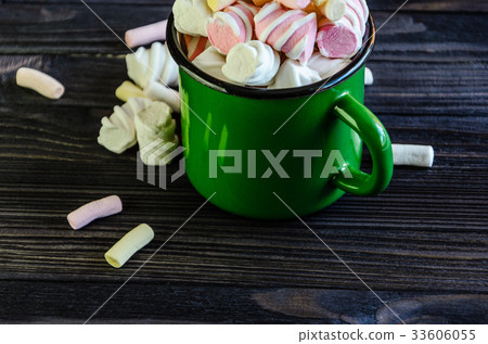 Green enameled mug with marshmallows 33606055