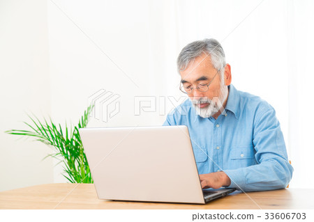 Grandfather grandfather senior silver portrait using laptop 33606703