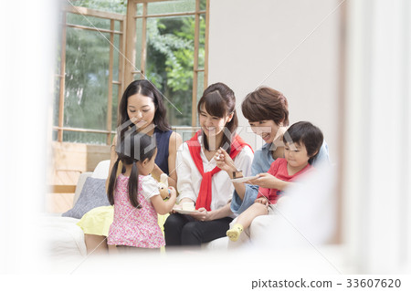 Mom friend group smile Mom friend group smile 33607620