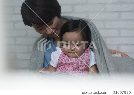 Parenting parent and child picture book reading 33607950