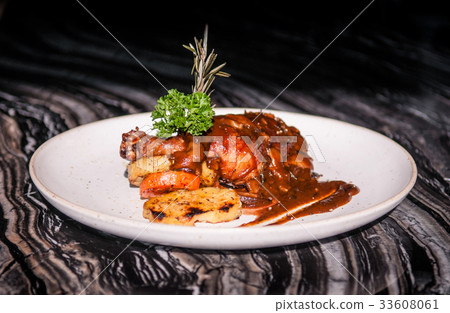 Roasted chicken leg with gravy and potato 33608061