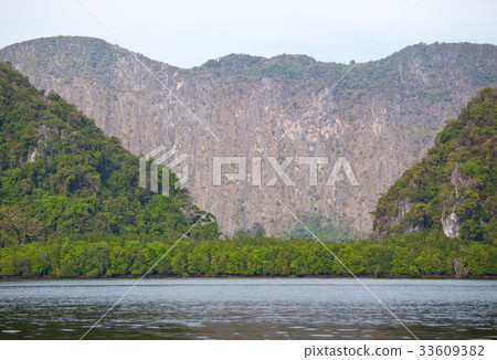 river with mountain 33609382