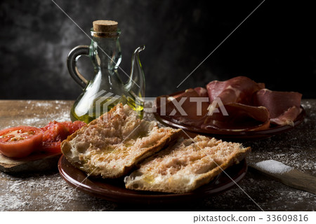 catalan pa amb tomaquet with serrano ham 33609816