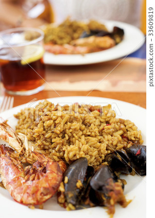 typical spanish seafood paella typical spanish seafood paella 33609819