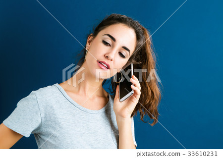 Young woman talking on the phone  33610231