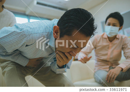 嘔吐 男人 男 33611971