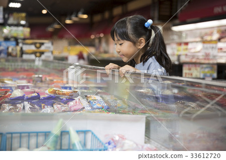 Child watching ice at supermarket Child watching ice at supermarket 33612720