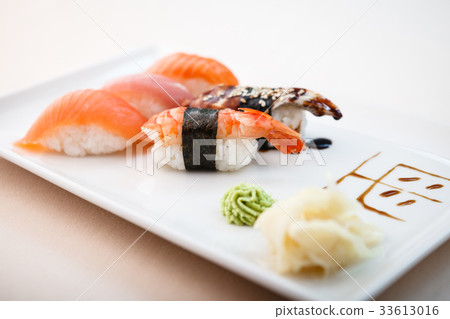 Different sushi set 33613016
