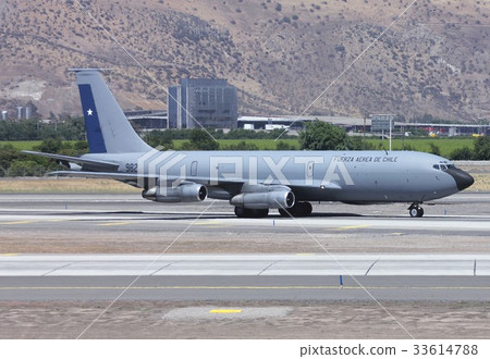 智利空軍的KC-135 E strato油輪加油機在南美智利聖地亞哥國際機場滑翔 33614788