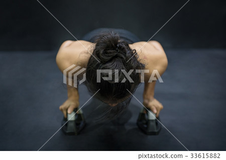 Young Asian athlete woman doing push up on floor 33615882