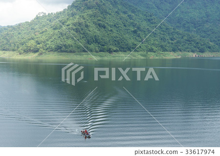 Boat at Khun Dan Prakan Chon of Dam in Thailand. 33617974