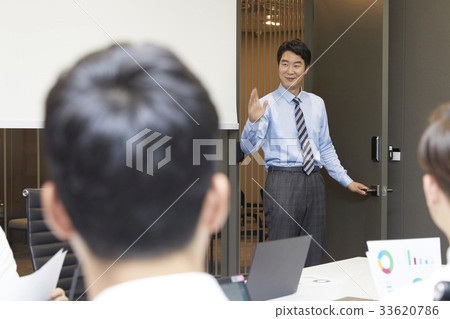 Businessman 33620786