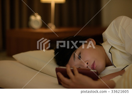 看在蒲團的婦女智能手機 33621605