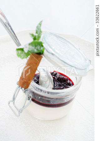 berry dessert 33622661