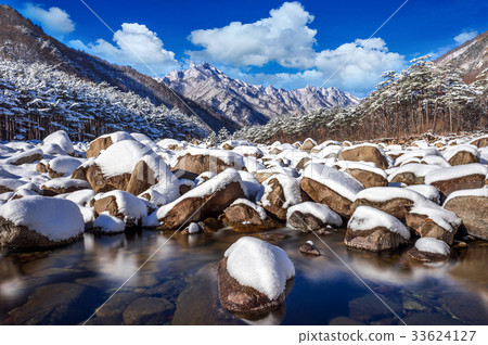 Seoraksan mountains is covered by snow in winter 33624127