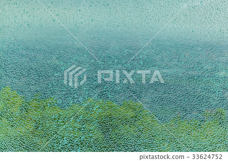 texture of the cracked glass 33624752